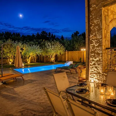Mango & Papaya - Country Luxury Living - Private Pool & Olive Grove - Dog Friendly & Remote Work Friendly